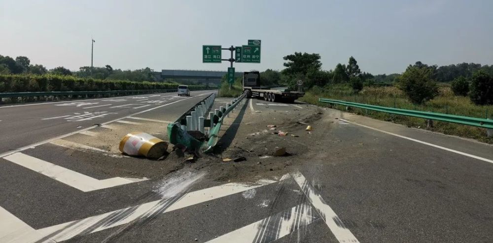 北海高速公路一辆牵引车错过路口急刹车匝道护栏很受伤