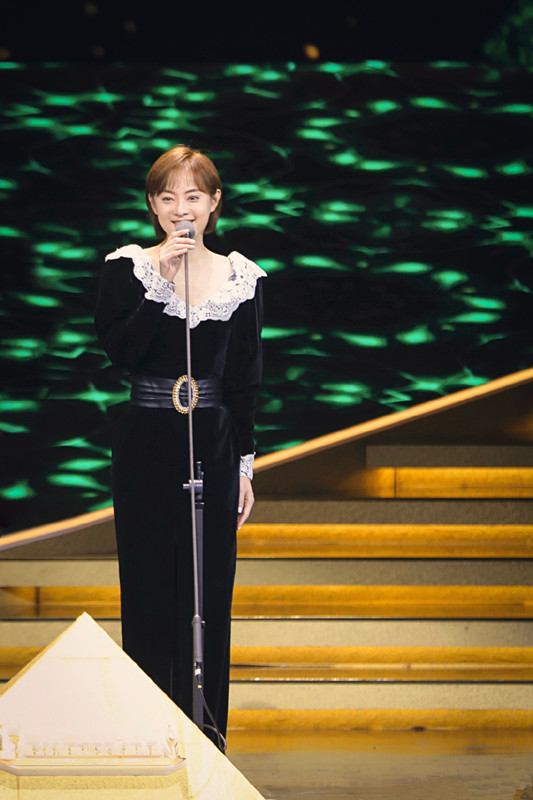 孙俪|孙俪越活越年轻，穿蓝色泡泡袖连衣裙，看起来像20岁出头！