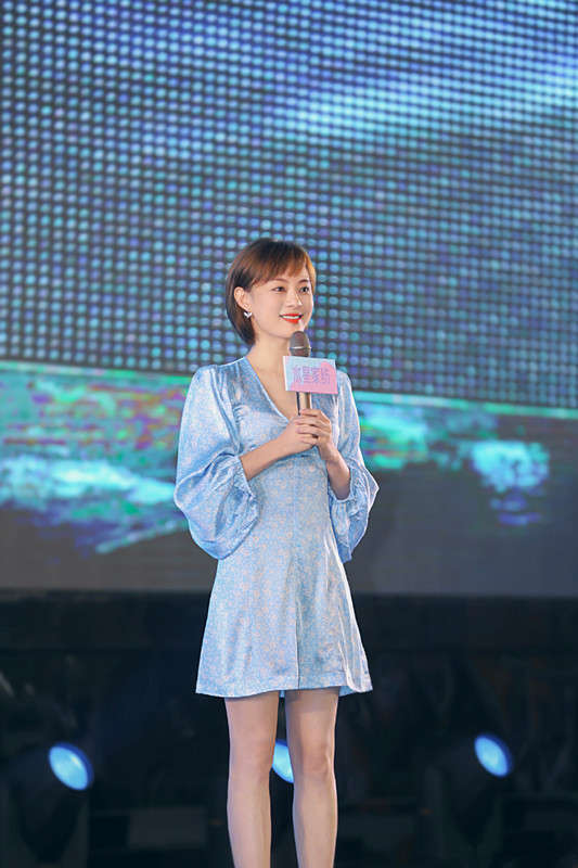 孙俪|孙俪越活越年轻，穿蓝色泡泡袖连衣裙，看起来像20岁出头！