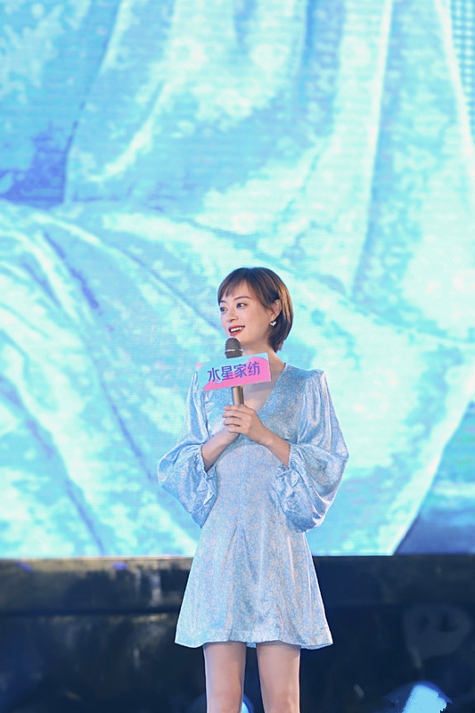 孙俪|孙俪越活越年轻，穿蓝色泡泡袖连衣裙，看起来像20岁出头！