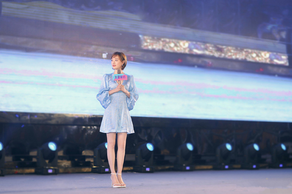 孙俪|孙俪越活越年轻，穿蓝色泡泡袖连衣裙，看起来像20岁出头！