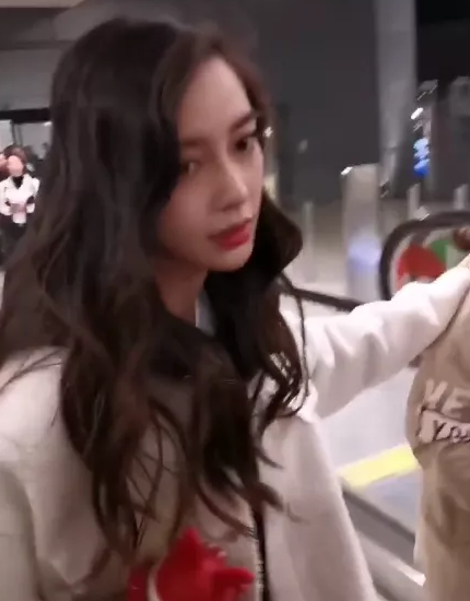 angelababy|baby亲眼目睹粉丝被打，谁注意到她脸上的表情？黄晓明果然没有娶错人！