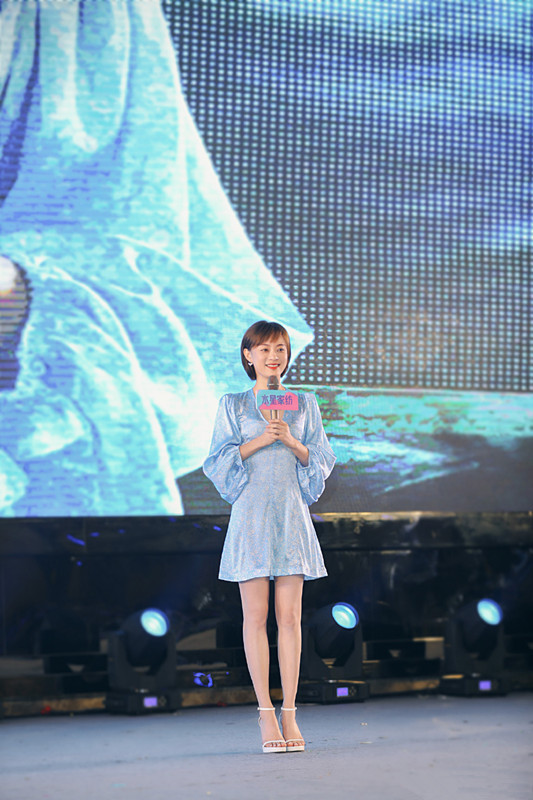 孙俪|孙俪越活越年轻，穿蓝色泡泡袖连衣裙，看起来像20岁出头！