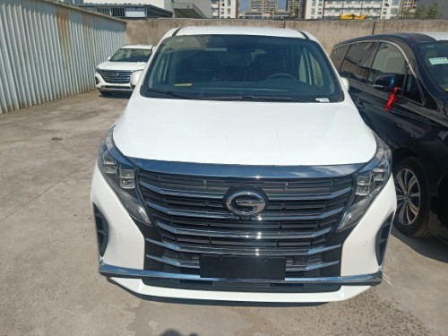 2021款传祺gm8实车到店白色很大气轴距3米配自动门警示标签