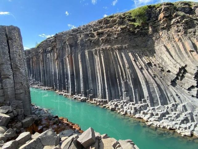 14.居住最熱的地方之一,其湖泊由硫酸製成15.