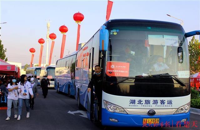 迎新车开进500公里外郧西县贴心又暖心这151名新生都感受到了