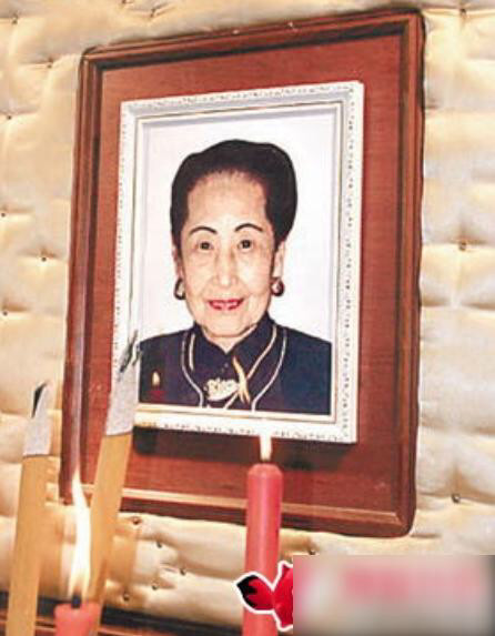 还记得当初暴打周星驰的配角老太太吗她竟是洪金宝奶奶