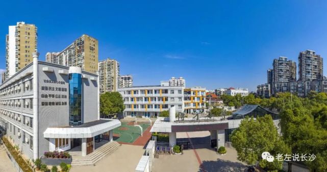 挂牌条件中明确规定,需要配建桐梓坡中小学,预计将是双学区楼盘.