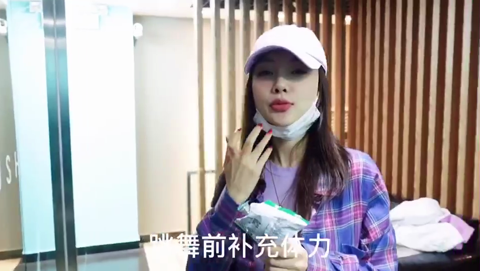 李小璐|李小璐与友人跳舞约饭超惬意，真实素颜无少女感，自知已一把年纪