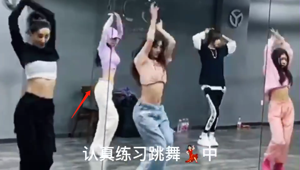 李小璐|李小璐与友人跳舞约饭超惬意，真实素颜无少女感，自知已一把年纪