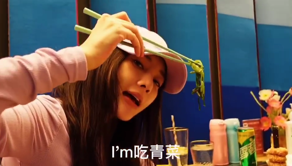 李小璐|李小璐与友人跳舞约饭超惬意，真实素颜无少女感，自知已一把年纪