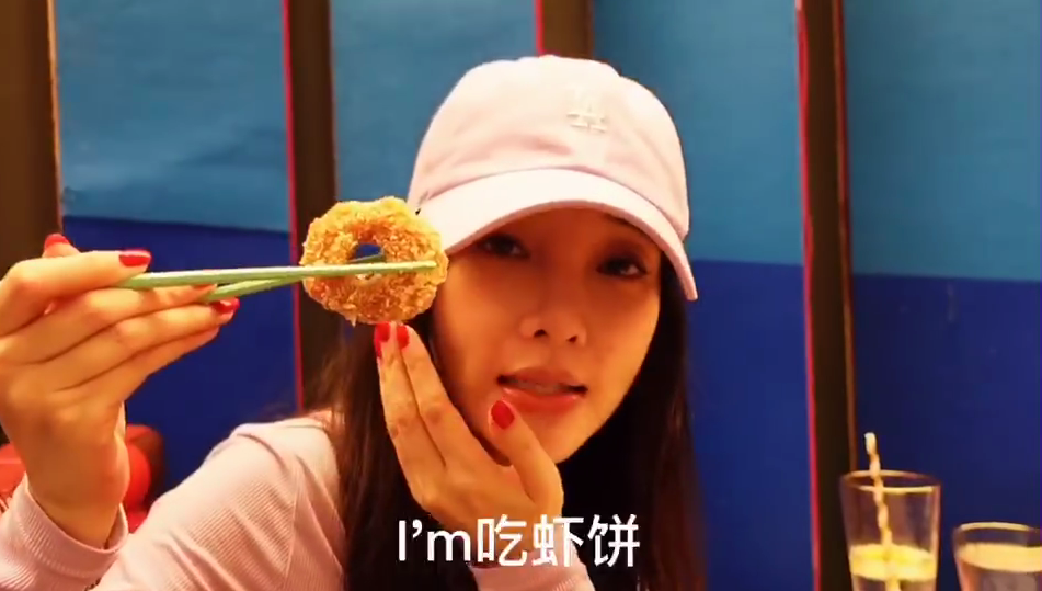 李小璐|李小璐与友人跳舞约饭超惬意，真实素颜无少女感，自知已一把年纪