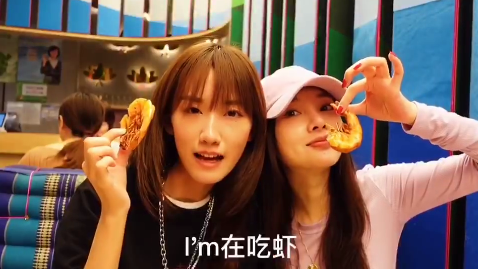 李小璐|李小璐与友人跳舞约饭超惬意，真实素颜无少女感，自知已一把年纪