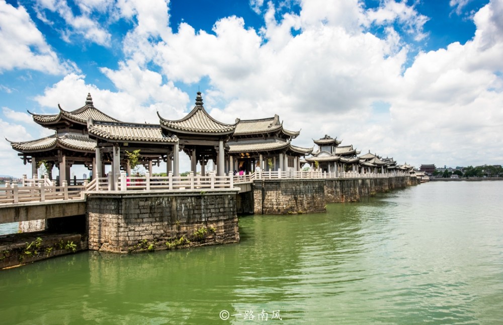 潮州古城最大的城门，对面是中国四大古桥之一。