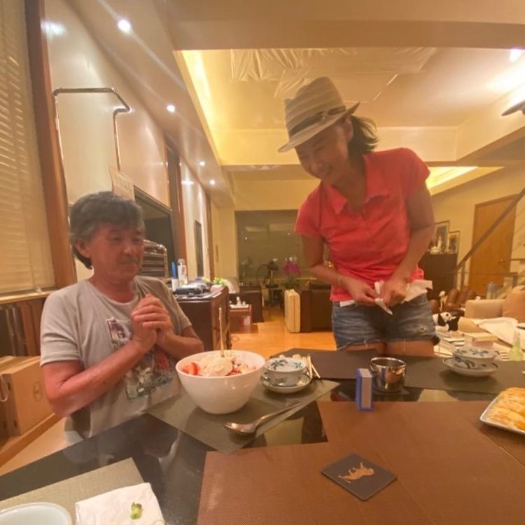 林子祥|73岁林子祥晒全家福庆生，59岁叶倩文冻龄迷人，35岁儿子帅气有型