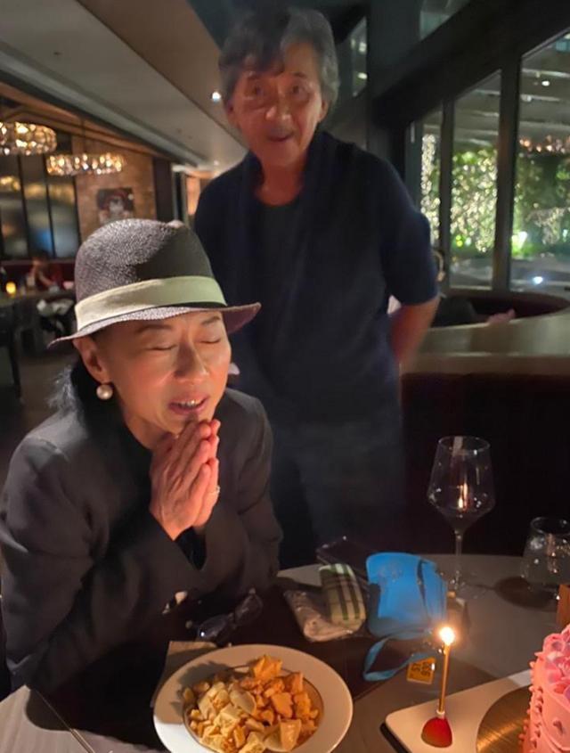 林子祥|73岁林子祥晒全家福庆生，59岁叶倩文冻龄迷人，35岁儿子帅气有型