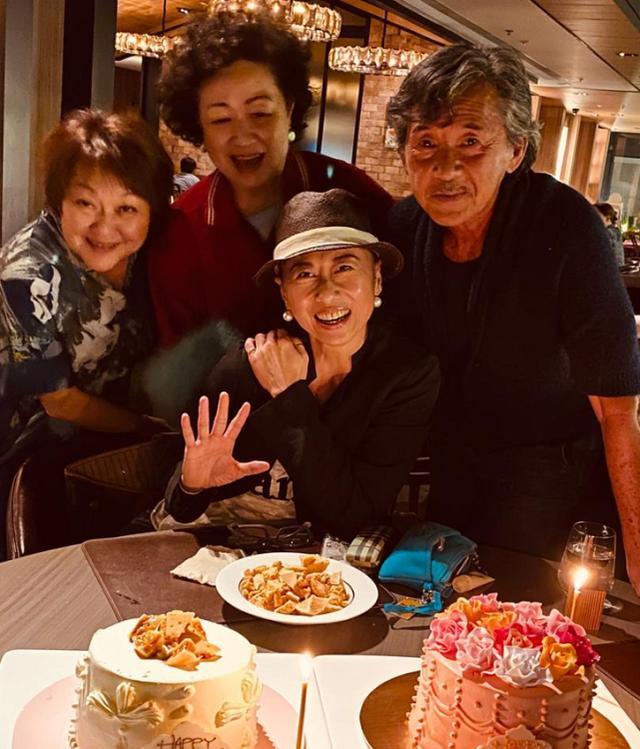 林子祥|73岁林子祥晒全家福庆生，59岁叶倩文冻龄迷人，35岁儿子帅气有型