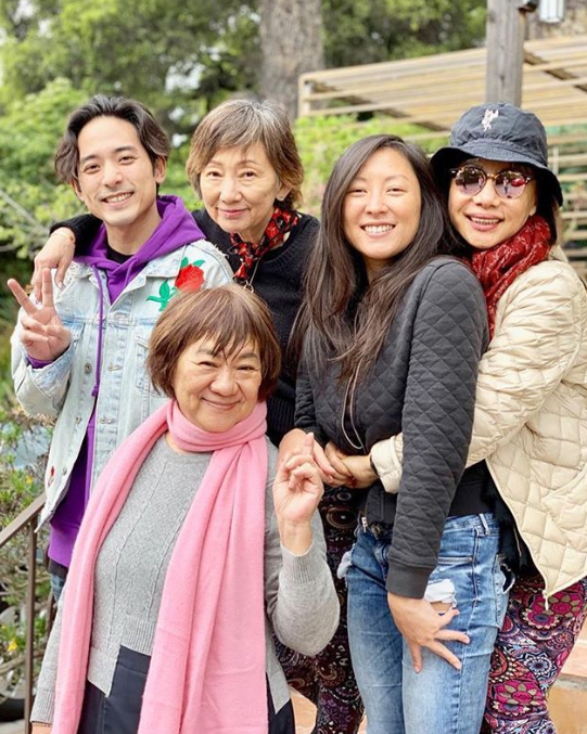 林子祥|73岁林子祥晒全家福庆生，59岁叶倩文冻龄迷人，35岁儿子帅气有型