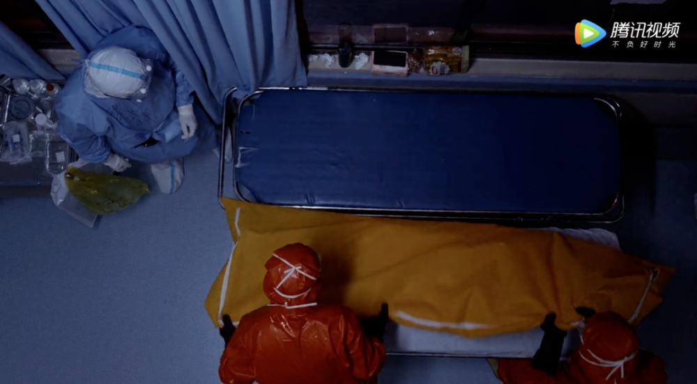 截图 走廊里,患者的衣服晾满了天花板,一侧全部是被装在裹尸袋里的