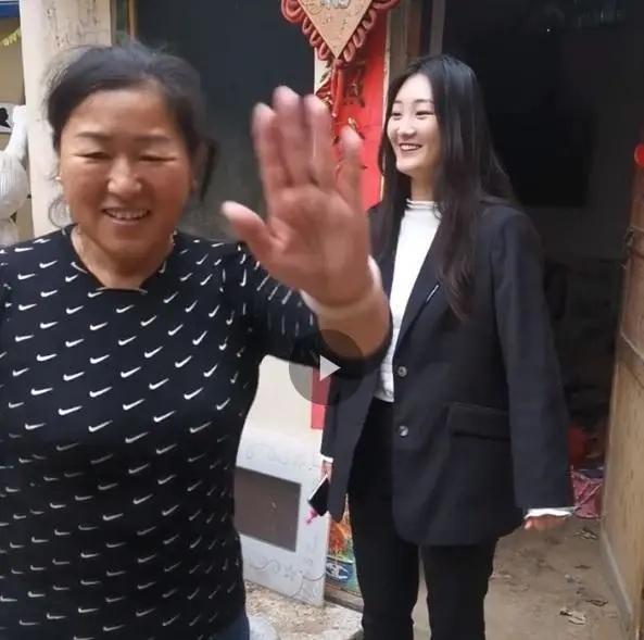 朱之文|大衣哥儿媳妇进入网红界：带大衣嫂一起做直播，婆媳配合很默契