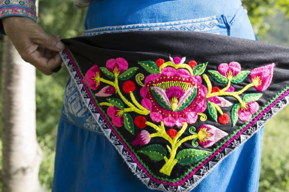 羌绣的代表:云云鞋