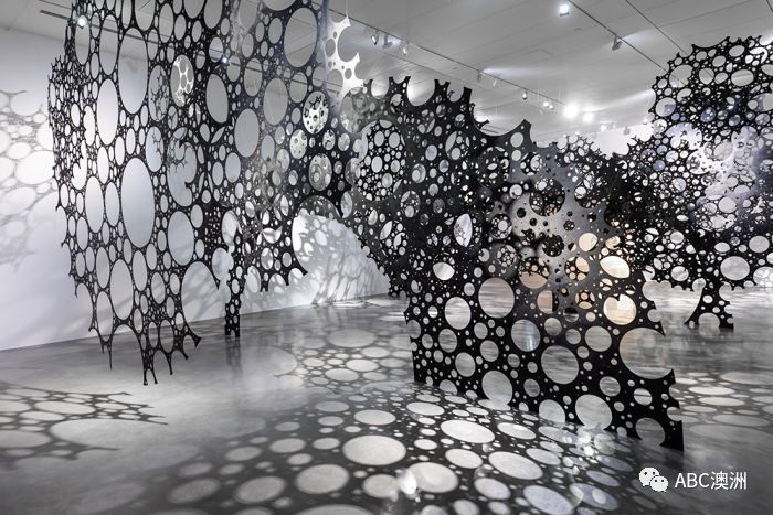 李林迪|“我以前不想当华人”：澳洲华裔艺术家以另类作品探索白澳阴影与身份认同