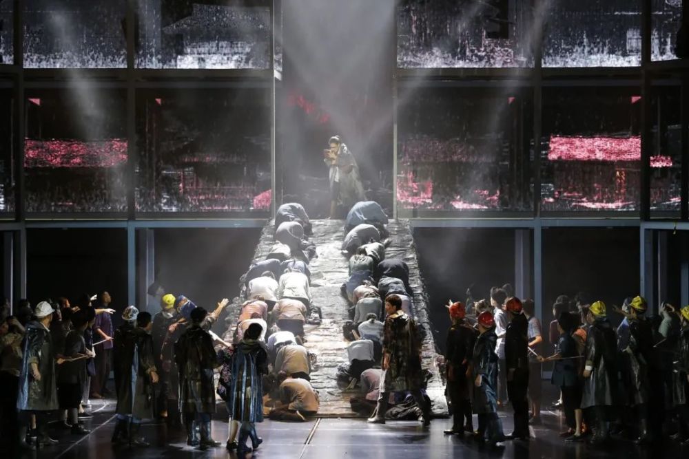 扶贫路上|访歌剧《扶贫路上》编剧、导演田沁鑫：“他们”奔跑在一条大路上