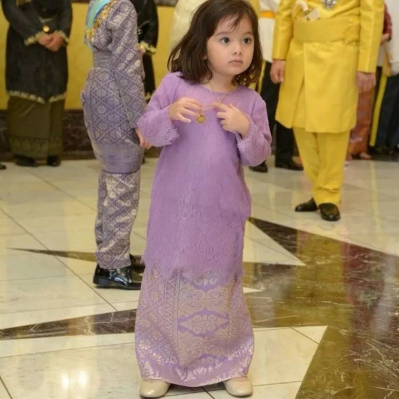 马来西亚9岁小公主因摆臭脸火出国际别惹本公主生气