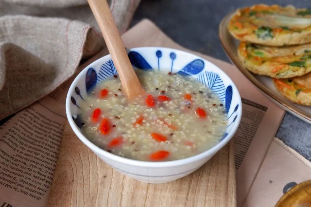 煮小米粥,不能直接用水煮,牢记这2点,飘香浓稠米油多!