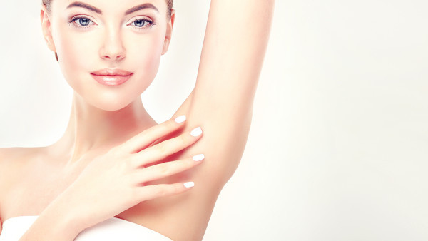 腋臭|腋下一出汗就有狐臭异味怎么办？狐臭和汗臭有什么区别？