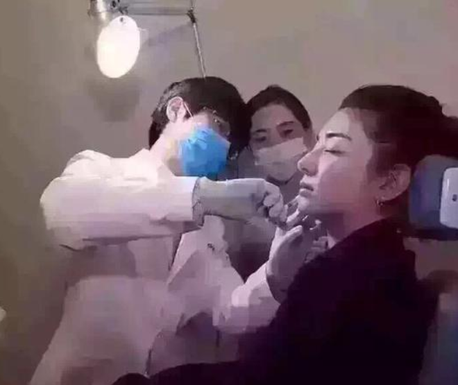 黄奕|综艺首秀这么没情商，她能把打烂的牌一张张赢回来么？