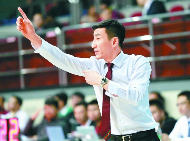 首钢女篮主帅张云松在指挥比赛 资料图 刘平摄天津队实力不强,新赛季