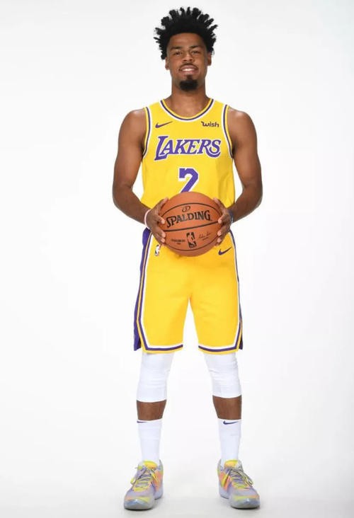 库克被湖人队友遗忘?夺冠后未能赶上大巴车 直播间喊话