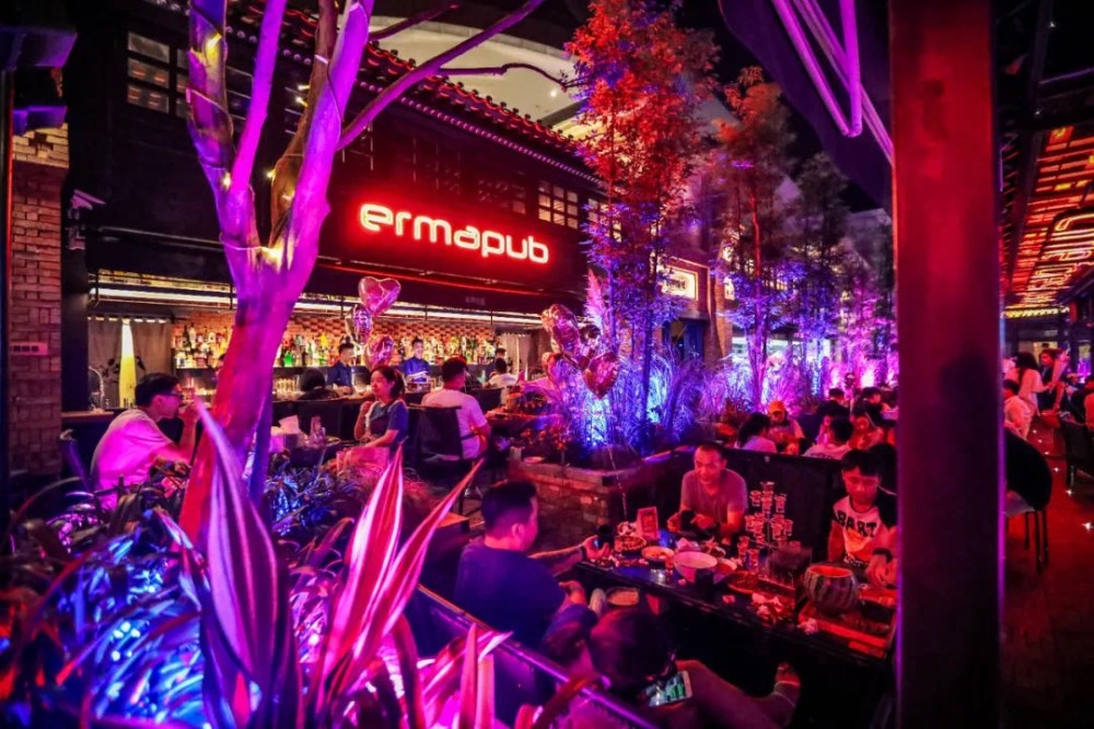 在潮味十足的新弄里一次性过足"英雄瘾",在异国风