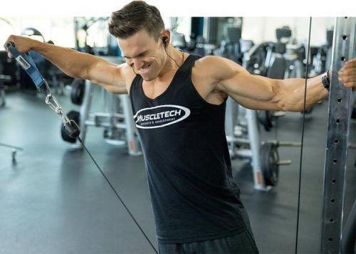 二,龙门架单臂侧平举做4组,每组15次.