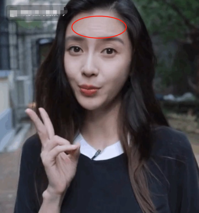 杨颖与热巴同款显老?面部松弛法令纹深,"神颜"也撑不住了_腾讯新闻