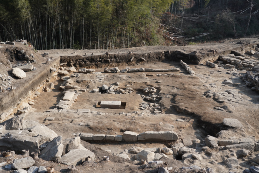 (湖南省文物考古研究所供图) 大湖坪遗址位于湖南省平江县福寿山顶