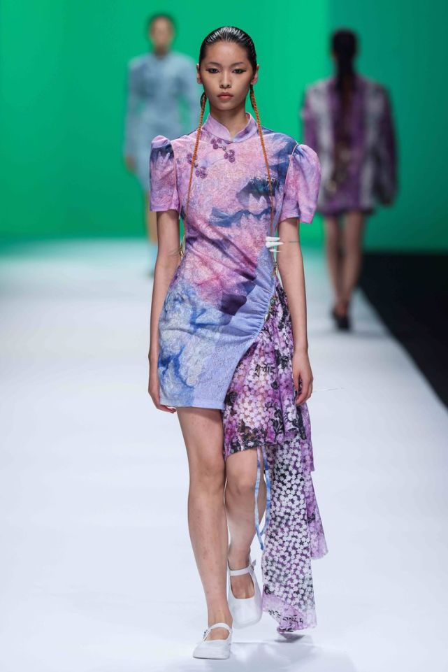 密扇mukzin于上海时装周发布2021春夏系列 "嘉珑"_腾讯新闻