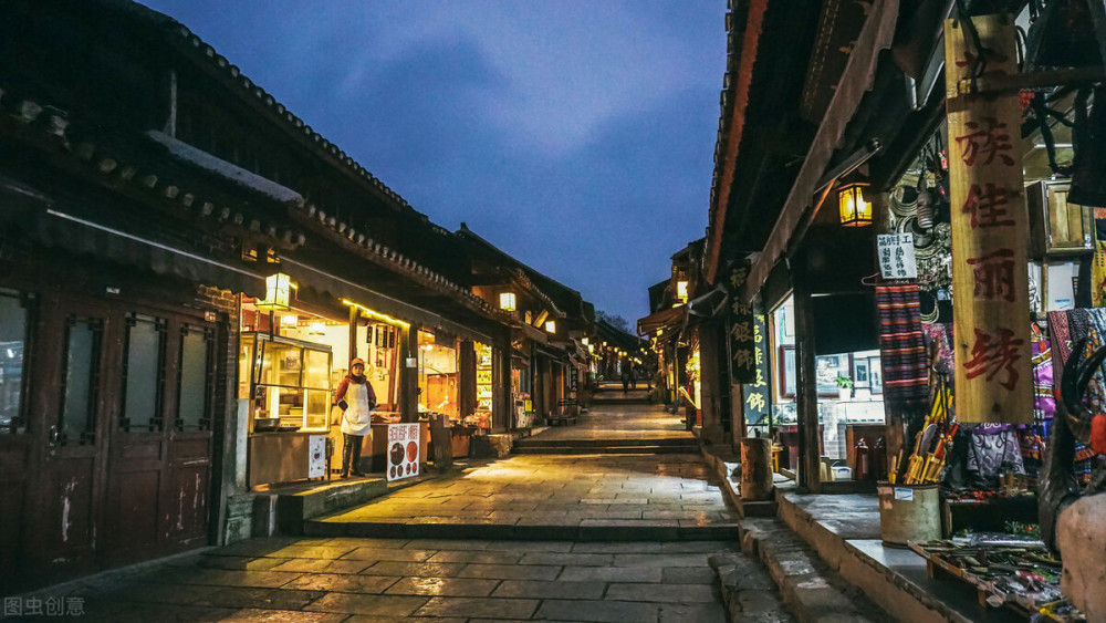 青岩古镇位于花溪区贵阳市南郊,与镇远,丙安,隆里并称贵州四大古镇.