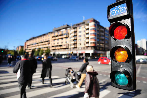 马路|绿灯时长得够过马路！精细治理要多动“微创手术”