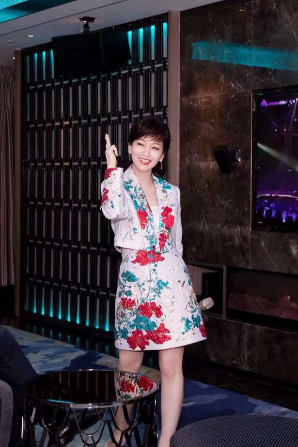 雅芝越活越潇洒,身着雕花彩金西服短裙