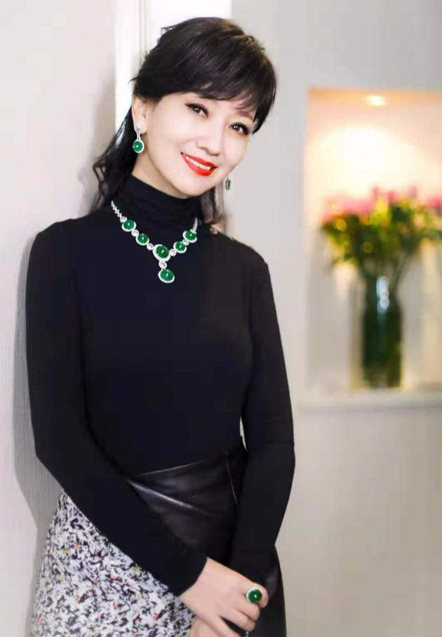 雅芝越活越潇洒,身着雕花彩金西服短裙