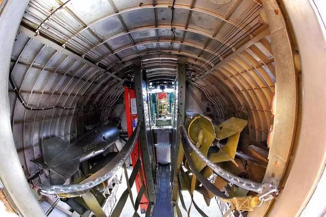 b-17的载弹仓是通过一道独木桥与前后相连代表正义的冰尿桶就是从这里