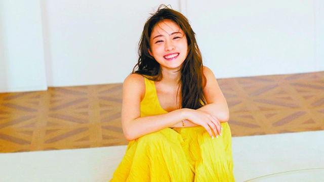 石原里美|石原里美婚后首露面，一脸幸福肥变紧张，面含娇羞回应和老公闪婚