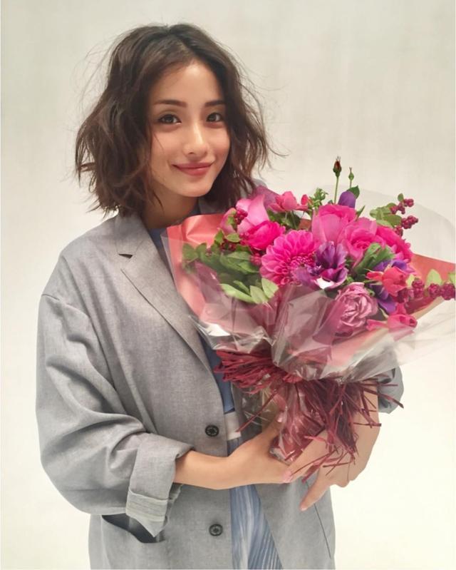 石原里美|石原里美婚后首露面，一脸幸福肥变紧张，面含娇羞回应和老公闪婚