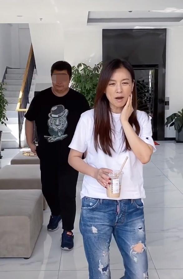 张庭|51岁张庭警告员工，不能原相机拍自己否则封号，无美颜滤镜她超憔悴