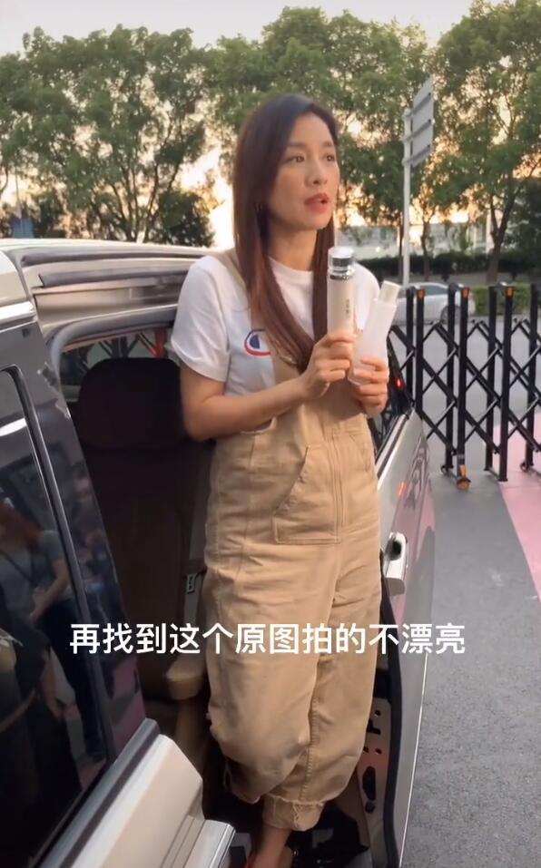 张庭|51岁张庭警告员工，不能原相机拍自己否则封号，无美颜滤镜她超憔悴