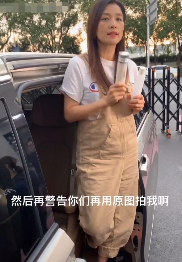 张庭|51岁张庭警告员工，不能原相机拍自己否则封号，无美颜滤镜她超憔悴