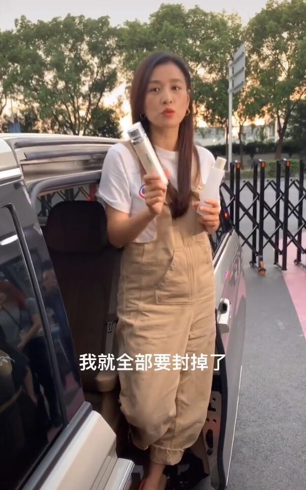 张庭|51岁张庭警告员工，不能原相机拍自己否则封号，无美颜滤镜她超憔悴