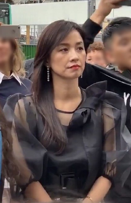 张庭|51岁张庭警告员工，不能原相机拍自己否则封号，无美颜滤镜她超憔悴